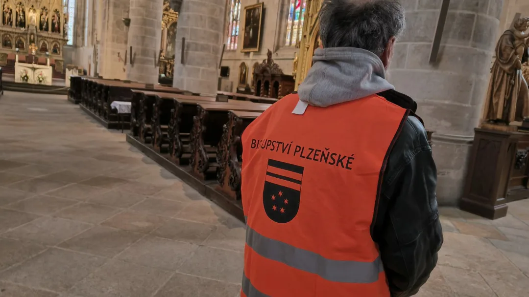 ANKETA: líbí se vám nápad, že bezdomovci hlídají katedrálu a pomáhají s úklidy při kulturních akcích?