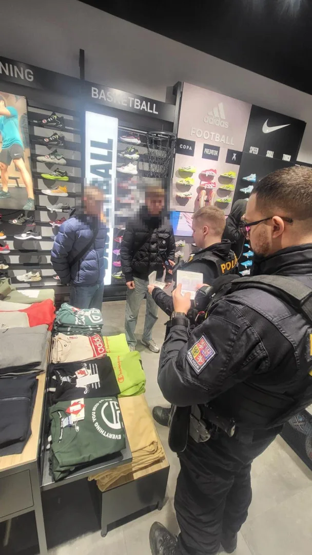 Cizinecká policie v akci v nákupním centru