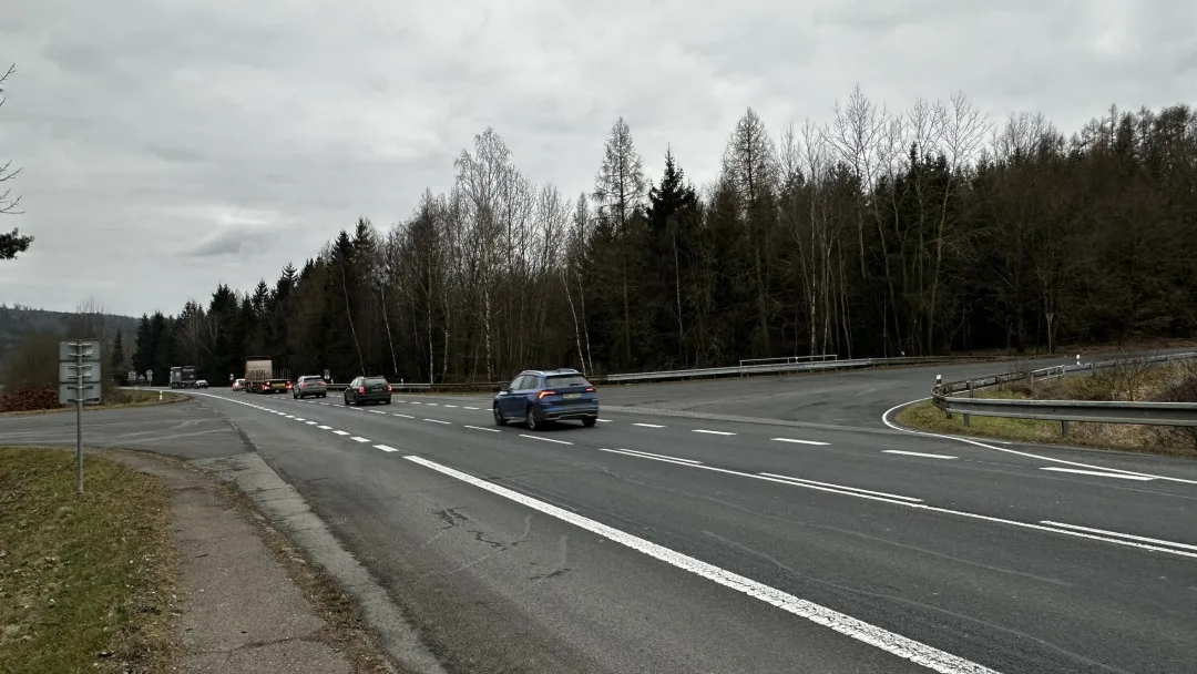 Křižovatka smrti na frekventovaném úseku silnice I/20 by měla projít úpravou. Jde o místo častých nehod