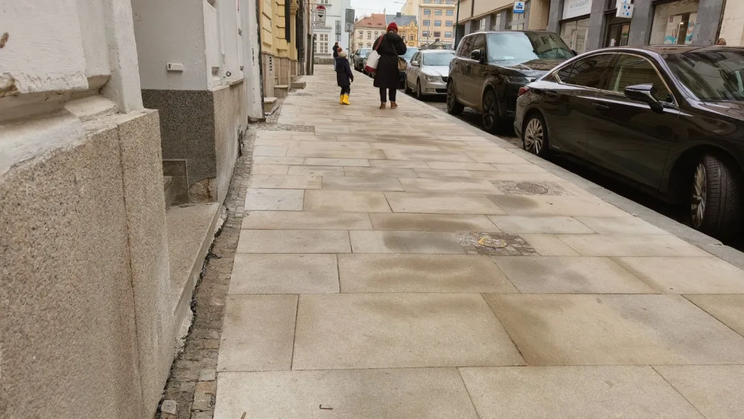 Oprava ulice v historické části města stále budí emoce, lidem vadí třeba moderní lampy
