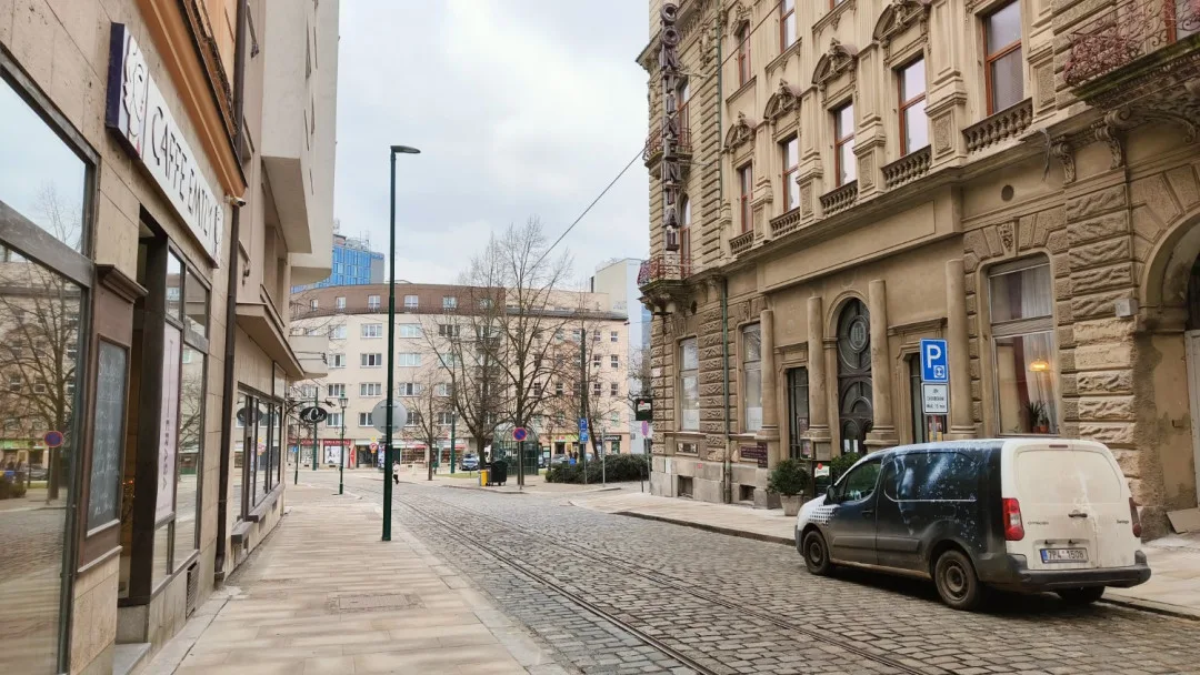 Oprava ulice v historické části města stále budí emoce, lidem vadí třeba moderní lampy
