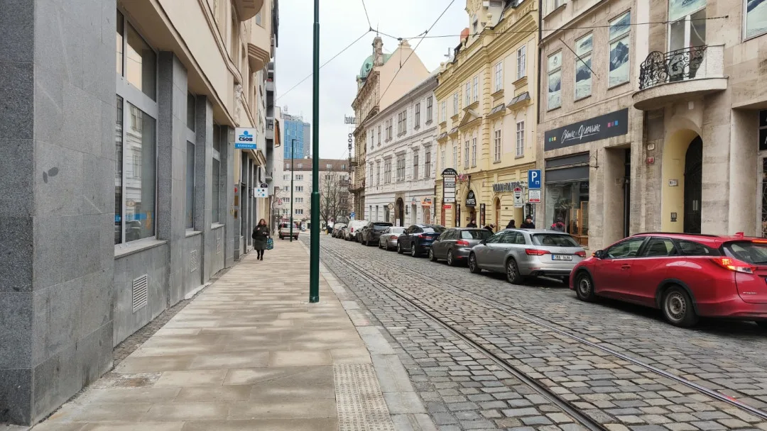 Oprava ulice v historické části města stále budí emoce, lidem vadí třeba moderní lampy