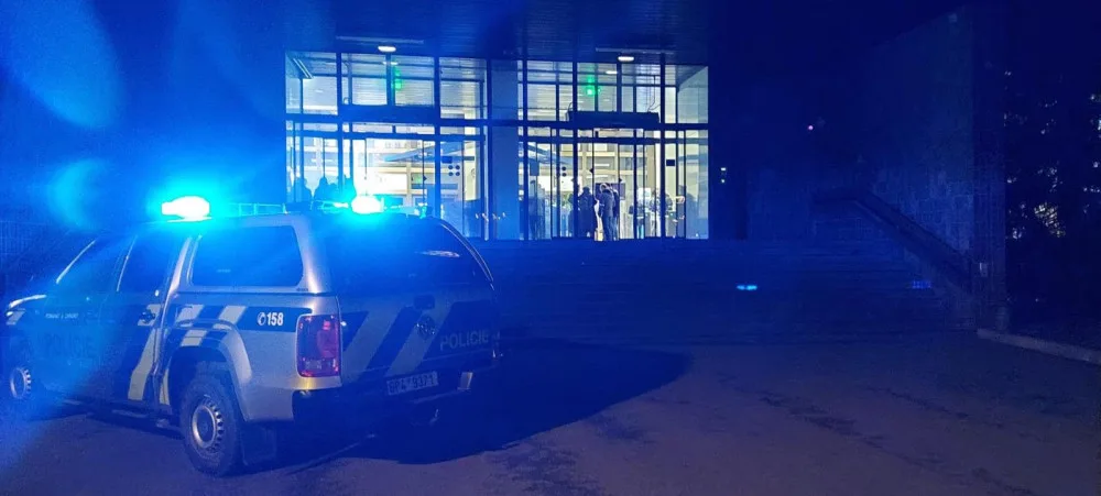 Univerzita do konce března rozhodne o trestu pro dva studenty, kteří spustili obrovské policejní manévry