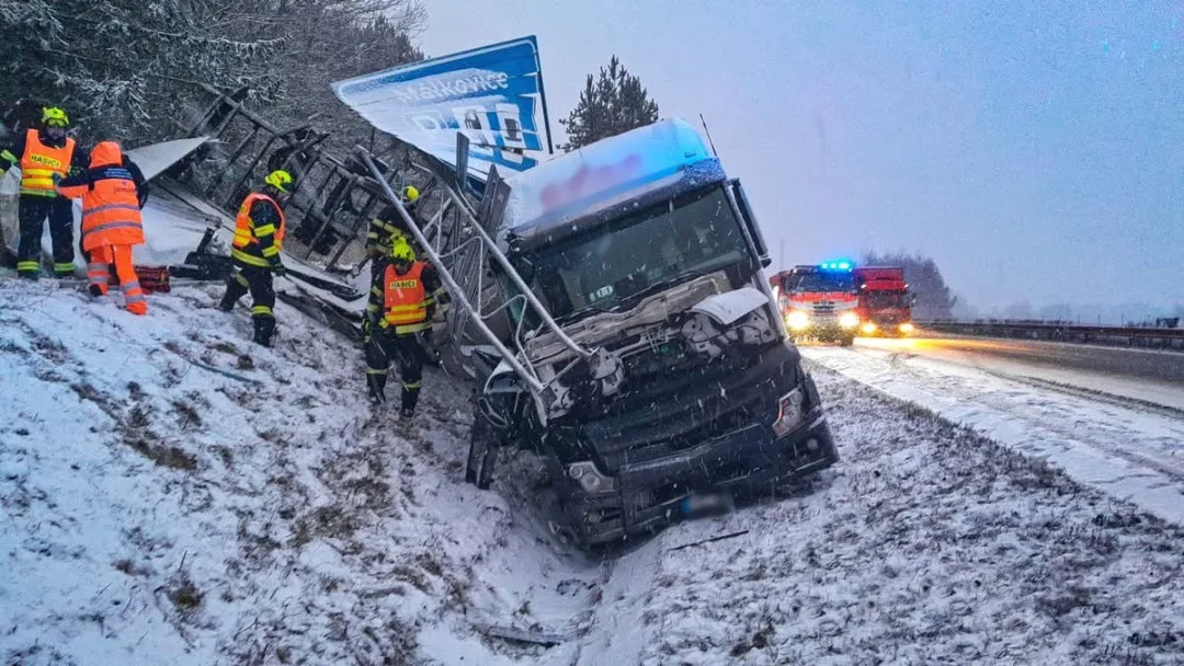 Ranní nehoda kamionu a dodávky na