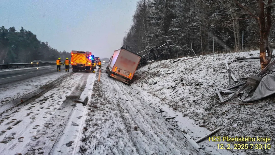 Ranní nehoda kamionu a dodávky na