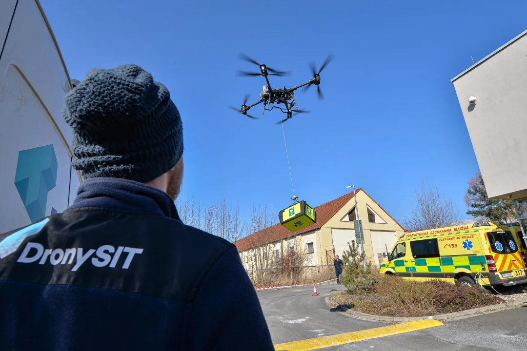 Transport zdravotnického materiálu pomocí dronů pro záchrannou službu testuje jako první v ČR unikátní projekt