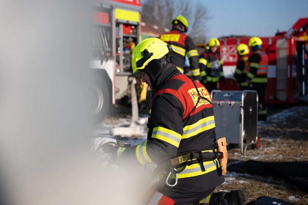 VIDEO: Drážní hasiči nacvičovali zásah, kdy z poškozené cisterny unikala nebezpečná kyselina octová