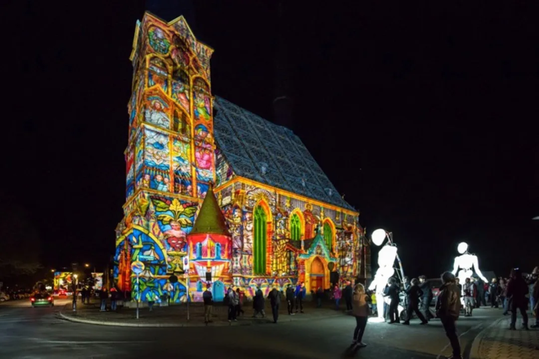 Významná výročí města Plzeň oslaví s obřími světelnými loutkami. Program doplní videomapping