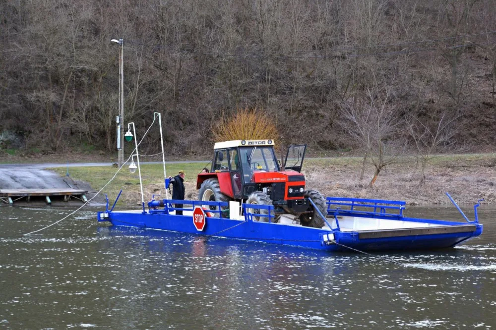 Slavný přívoz přes Berounku v Darové je v provozu celoročně. Převeze dva osobáky nebo auto do osmi tun
