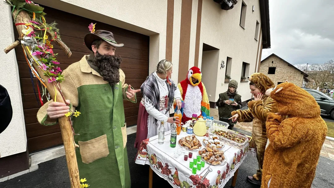 Pestrý masopust v pošumavském příhraničí ve znamení koblih, vošouchů, báče a tlačenky