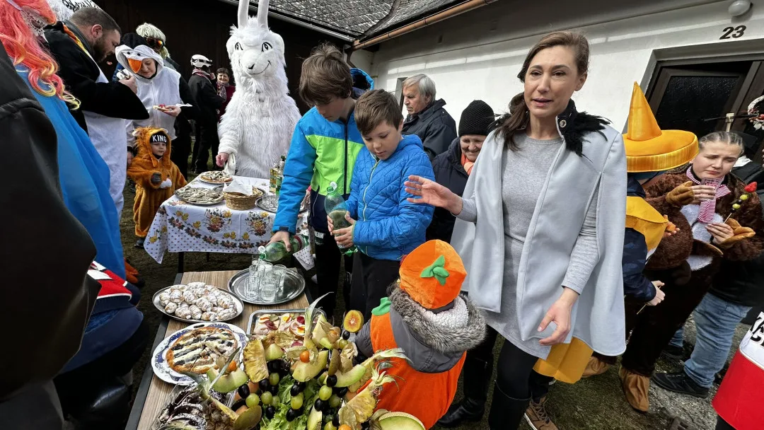 VIDEO: Pestrý masopust v pošumavském příhraničí ve znamení koblih, vošouchů, báče a tlačenky