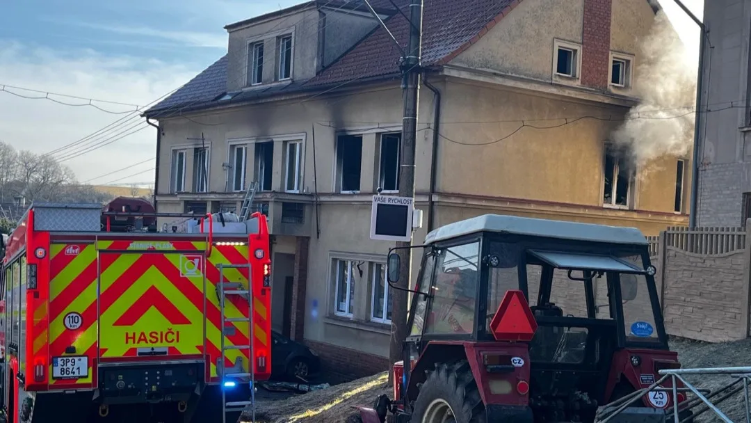 Hasiči zachraňovali pomocí žebříku nájemníky domu, které tam uvěznil požár jednoho bytu