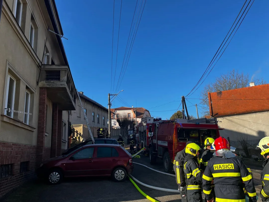 Hasiči zachraňovali pomocí žebříku nájemníky domu, které tam uvěznil požár jednoho bytu