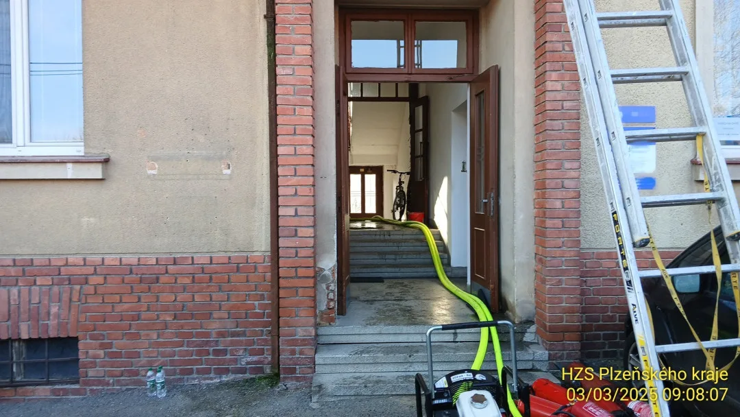 Hasiči zachraňovali pomocí žebříku nájemníky domu, které tam uvěznil požár jednoho bytu
