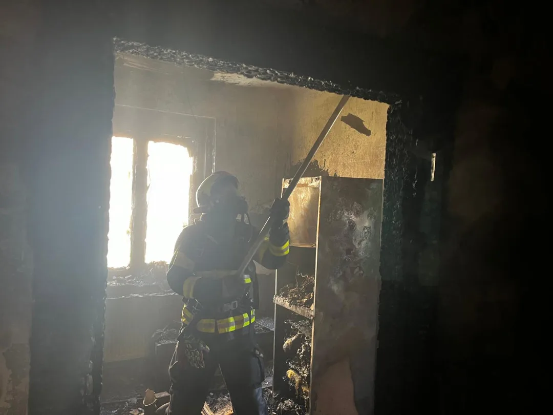 Hasiči zachraňovali pomocí žebříku nájemníky domu, které tam uvěznil požár jednoho bytu