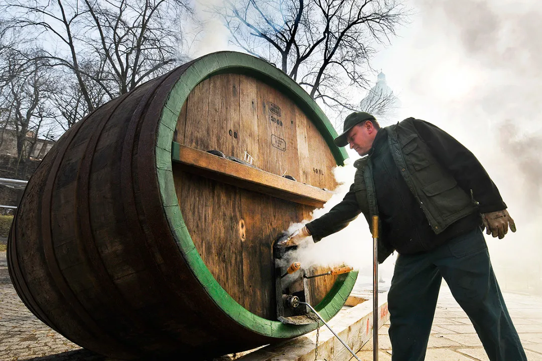 Nebezpečná dřina, zruční bednáři slavného pivovaru začali smolit 20 obřích ležáckých sudů tradiční metodou