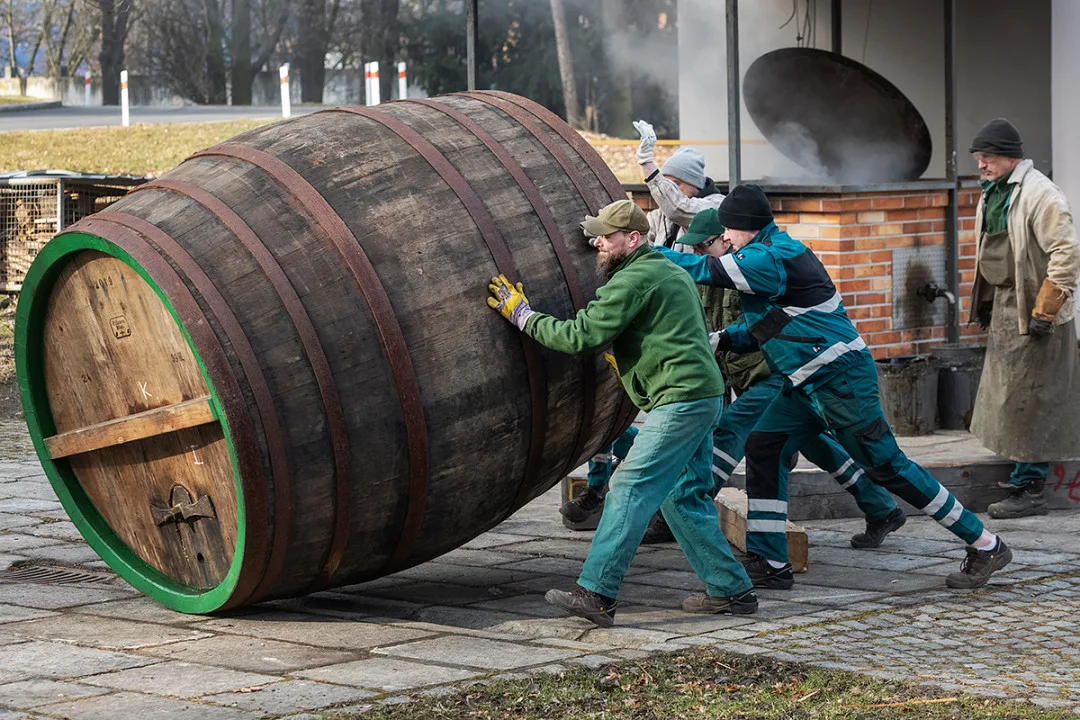 Nebezpečná dřina, zruční bednáři slavného pivovaru začali smolit 20 obřích ležáckých sudů tradiční metodou