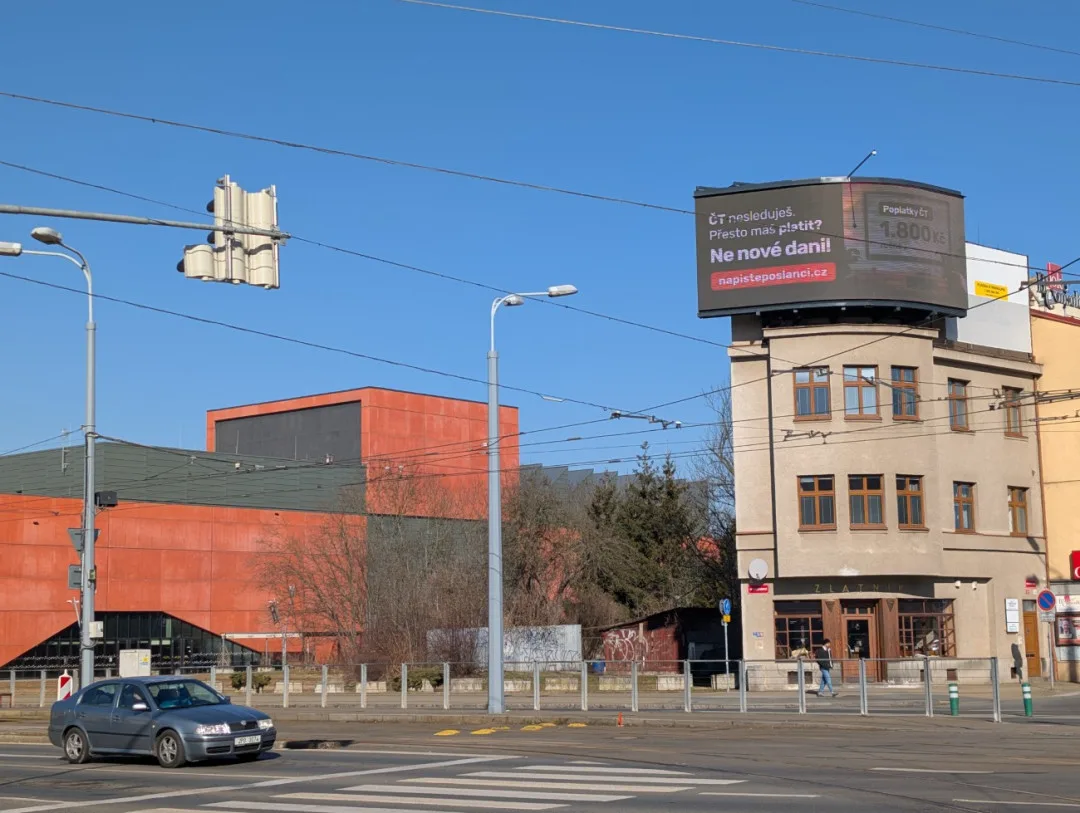 Obří reklamní LED obrazovka zmizí, spolu s ní i billboardy a desítky reklamních laviček