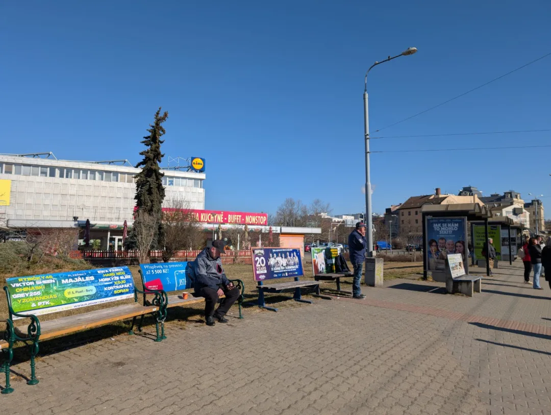 Reklamní lavičky jsou na mnoha zastávákách, třeba u bývalého Prioru.