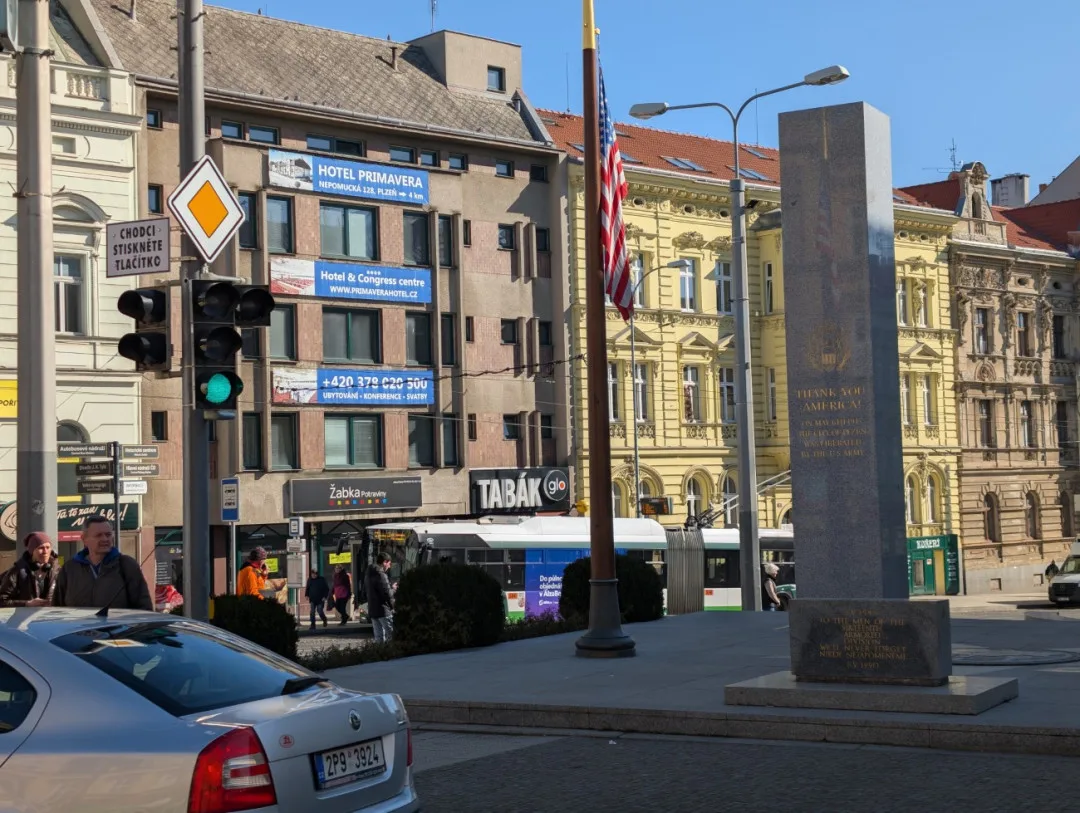 Snad z žádné strany si pomník Díky, Ameriko nevyfotíte, aniž by na pozadí byla nějaká nevkusná reklama.