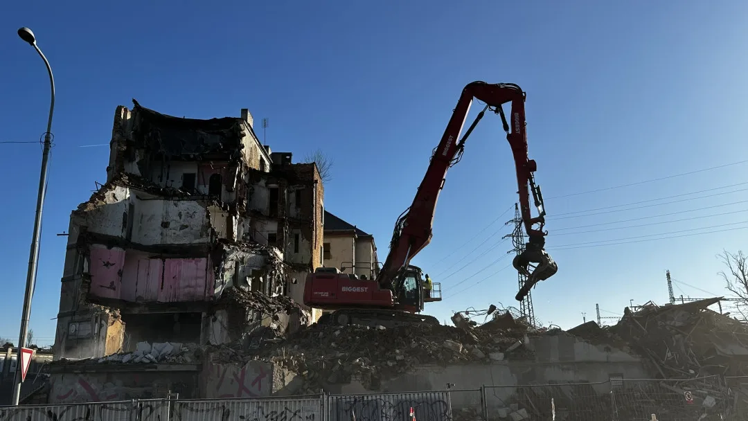 Demolice nechvalně známého komplexu budov pro chudé je velkou atrakcí. Jedna slavná malba už definitivně zmizela