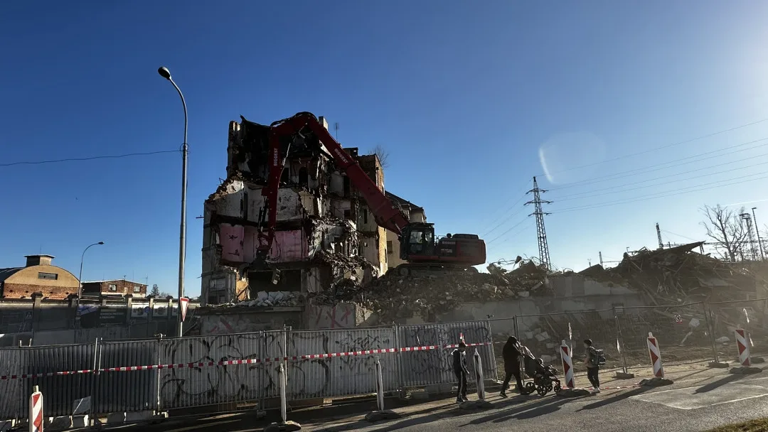 Demolice nechvalně známého komplexu budov pro chudé je velkou atrakcí. Jedna slavná malba už definitivně zmizela