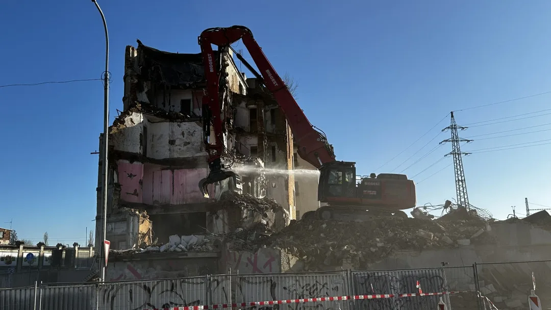 Demolice nechvalně známého komplexu budov pro chudé je velkou atrakcí. Jedna slavná malba už definitivně zmizela
