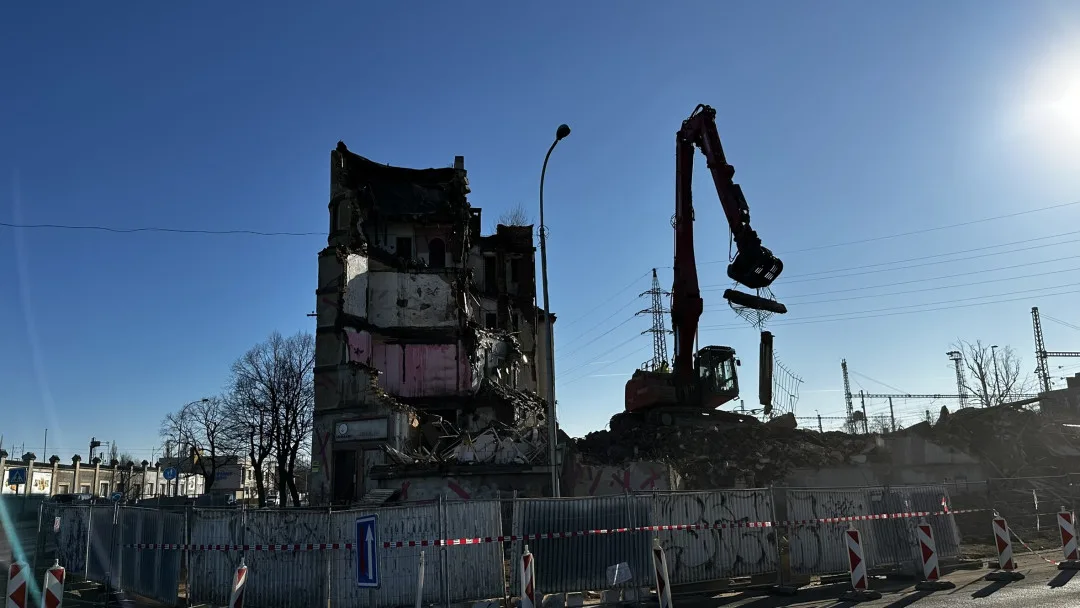 Demolice nechvalně známého komplexu budov pro chudé je velkou atrakcí. Jedna slavná malba už definitivně zmizela