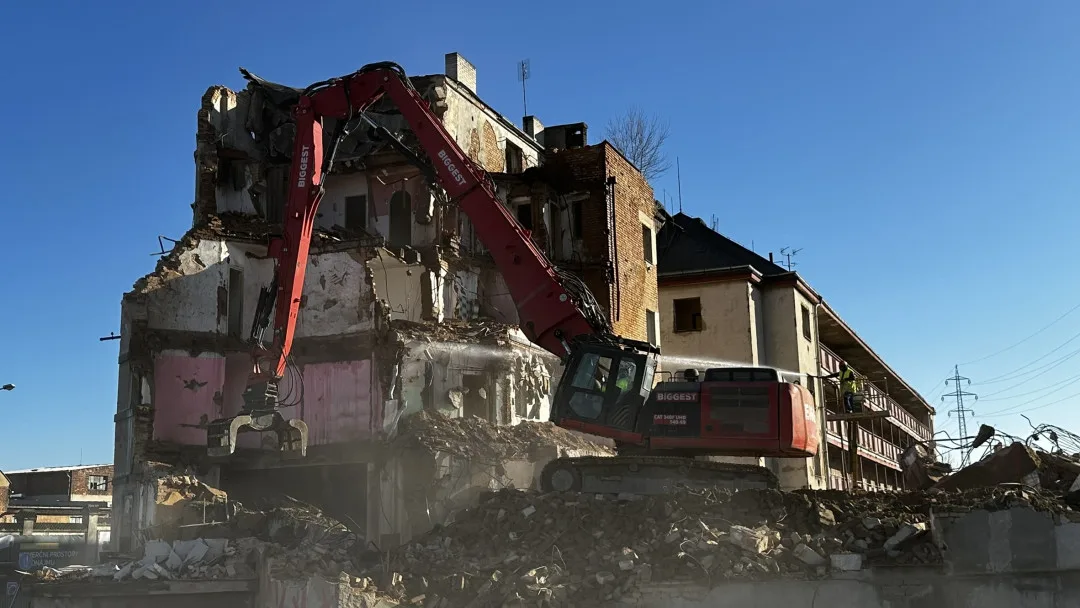 Demolice nechvalně známého komplexu budov pro chudé je velkou atrakcí. Jedna slavná malba už definitivně zmizela