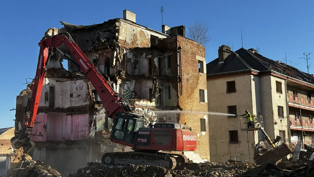 Demolice nechvalně známého komplexu budov pro chudé je velkou atrakcí. Jedna slavná malba už definitivně zmizela