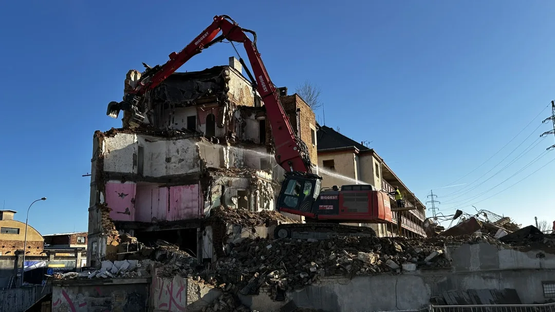 Demolice nechvalně známého komplexu budov pro chudé je velkou atrakcí. Jedna slavná malba už definitivně zmizela