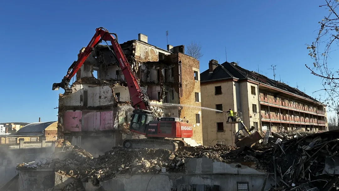 Demolice nechvalně známého komplexu budov pro chudé je velkou atrakcí. Jedna slavná malba už definitivně zmizela