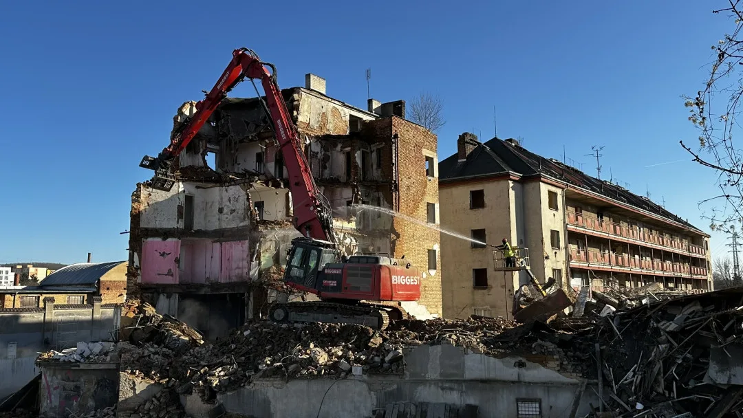 Demolice nechvalně známého komplexu budov pro chudé je velkou atrakcí. Jedna slavná malba už definitivně zmizela