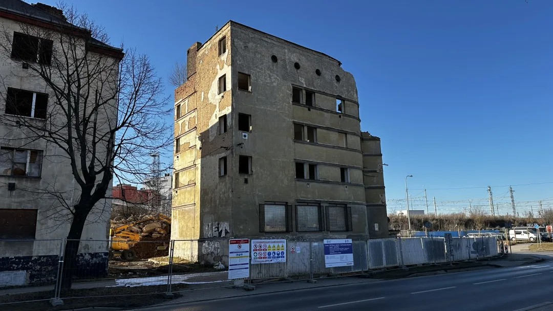 Demolice nechvalně známého komplexu budov pro chudé je velkou atrakcí. Jedna slavná malba už definitivně zmizela