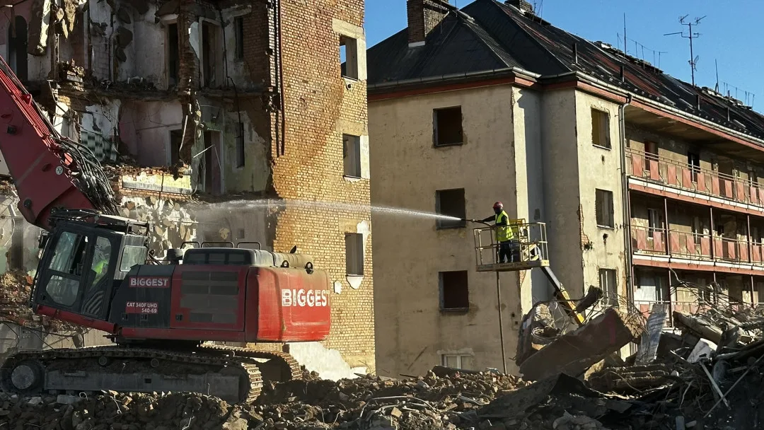 Demolice nechvalně známého komplexu budov pro chudé je velkou atrakcí. Jedna slavná malba už definitivně zmizela