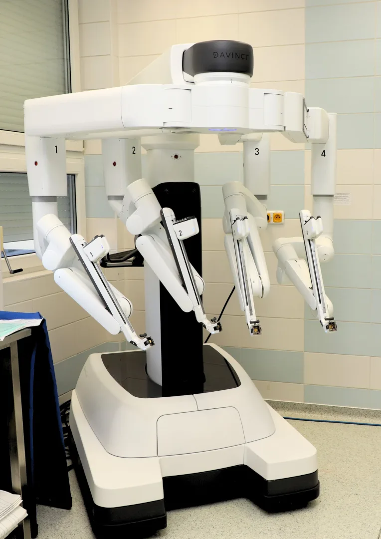 Fakultní nemocnice pořídila druhého operačního robota za 69 milionů, ročně provede stovky výkonů