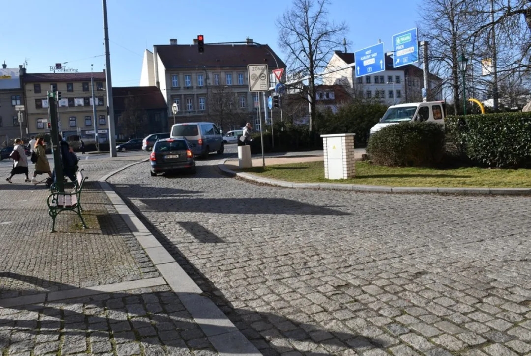 Motoristé se zbaví jednoho otravného semaforu. Startují práce na úpravě výjezdu z Veleslavínovy ulice