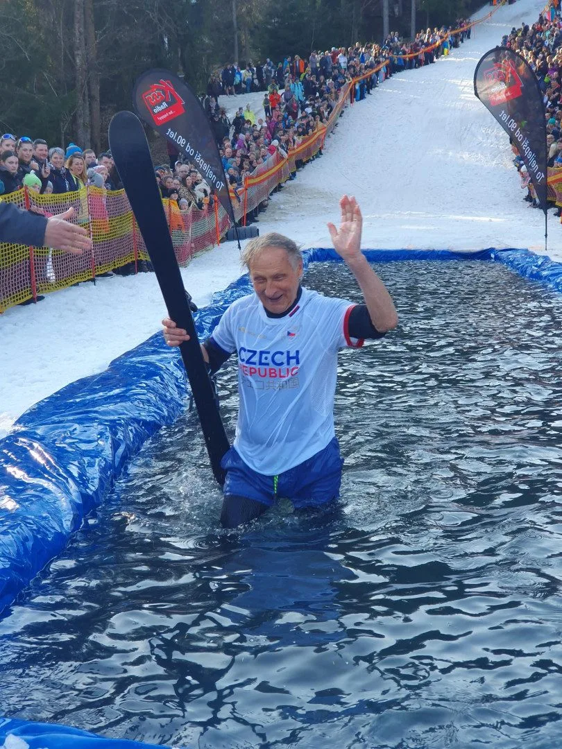 Do legendární šumavské jízdy přes louži se zapojilo 70 odvážlivců. V ledové vodě nakonec skončili všichni