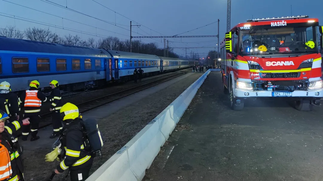 Hasiči na nádraží likvidují požár podvozku vlaku