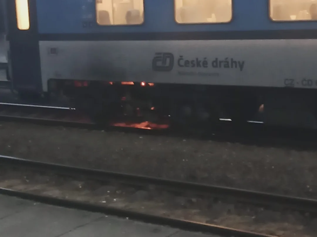 V podvozku osobního vlaku šlehaly plameny po příjezdu na nádraží. V soupravě cestovalo 25 osob