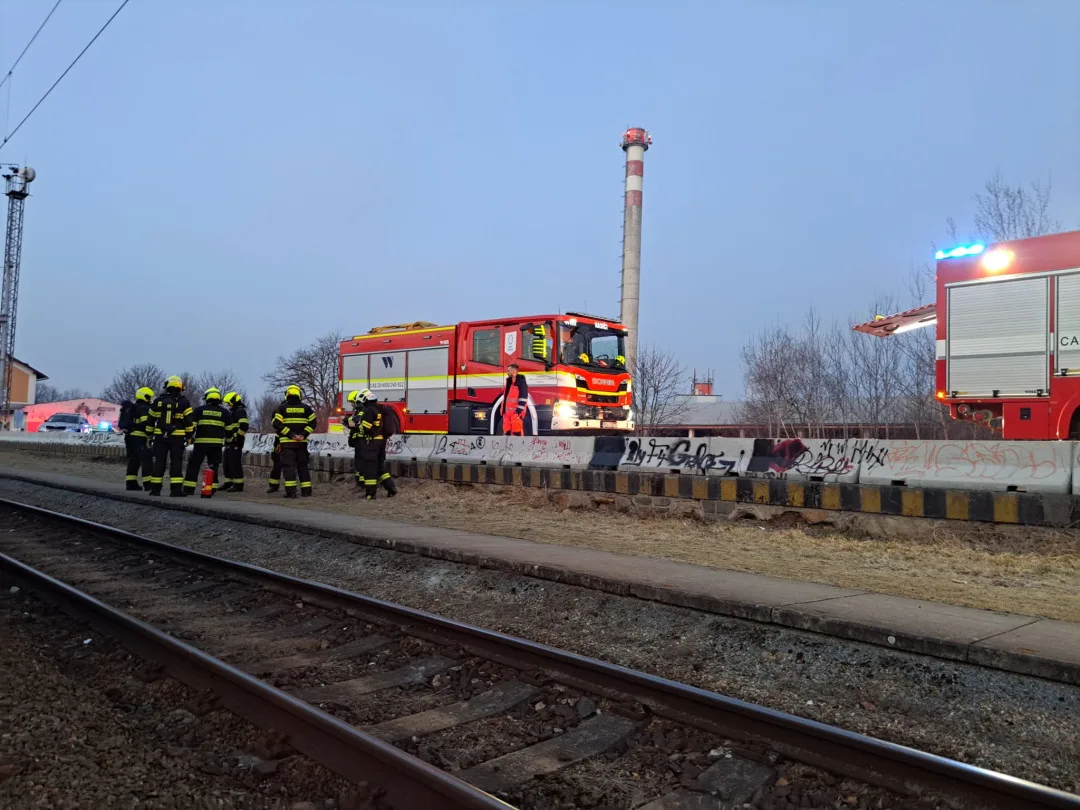 V podvozku osobního vlaku šlehaly plameny po příjezdu na nádraží. V soupravě cestovalo 25 osob