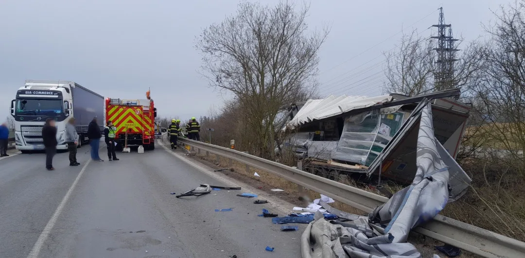 Vážná dopravní nehoda dvou kamionů, jeden z náklaďáků odmrštil náraz mimo vozovku