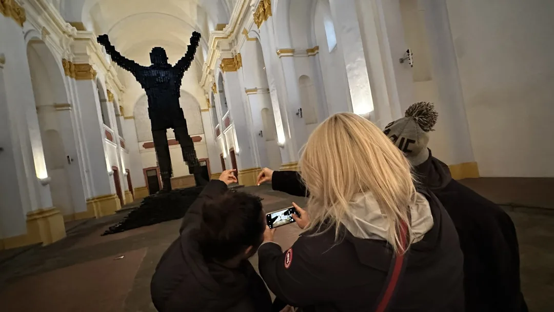 Obří monument Rockyho v jeho vítězné póze vytvořil oceňovaný autor z 50 000 kusů vyřazených VHS kazet