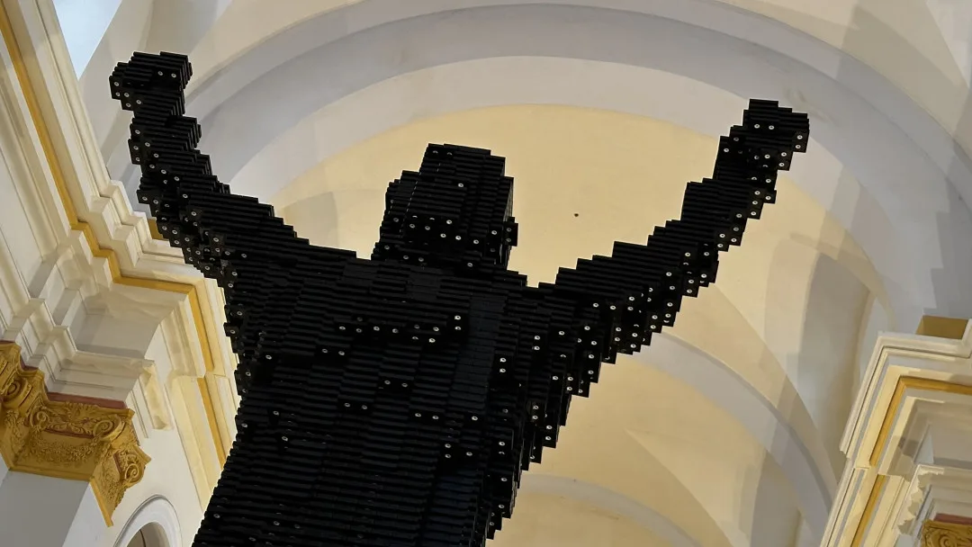 Obří monument Rockyho v jeho vítězné póze vytvořil oceňovaný autor z 50 000 kusů vyřazených VHS kazet
