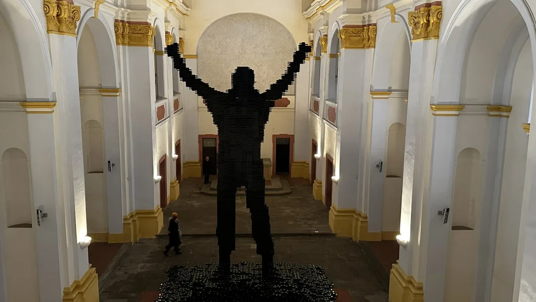Obří monument Rockyho v jeho vítězné póze vytvořil oceňovaný autor z 50 000 kusů vyřazených VHS kazet