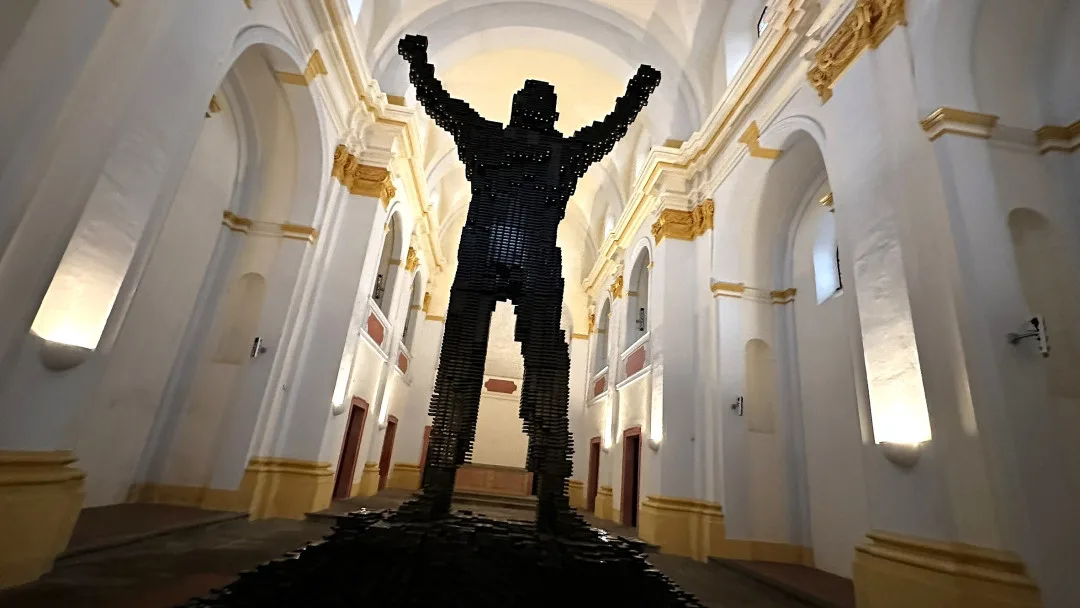 Obří monument Rockyho v jeho vítězné póze vytvořil oceňovaný autor z 50 000 kusů vyřazených VHS kazet
