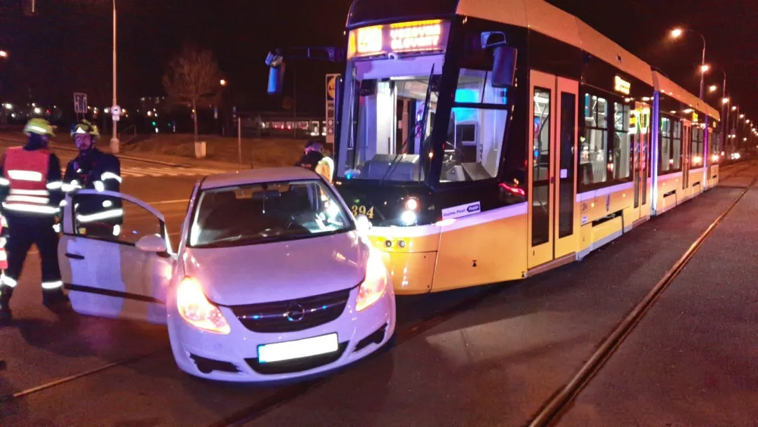 Řidička při odbočování vlevo nedala přednost projíždějící tramvaji a ta osobní auto nemilosrdně smetla