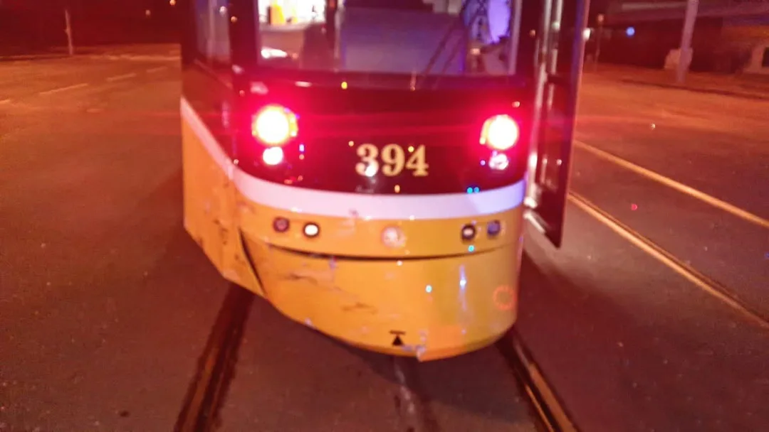 Řidička při odbočování vlevo nedala přednost projíždějící tramvaji a ta osobní auto nemilosrdně smetla