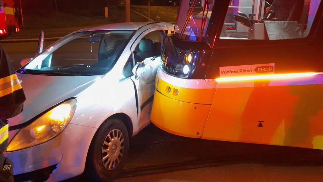 Řidička při odbočování vlevo nedala přednost projíždějící tramvaji a ta osobní auto nemilosrdně smetla