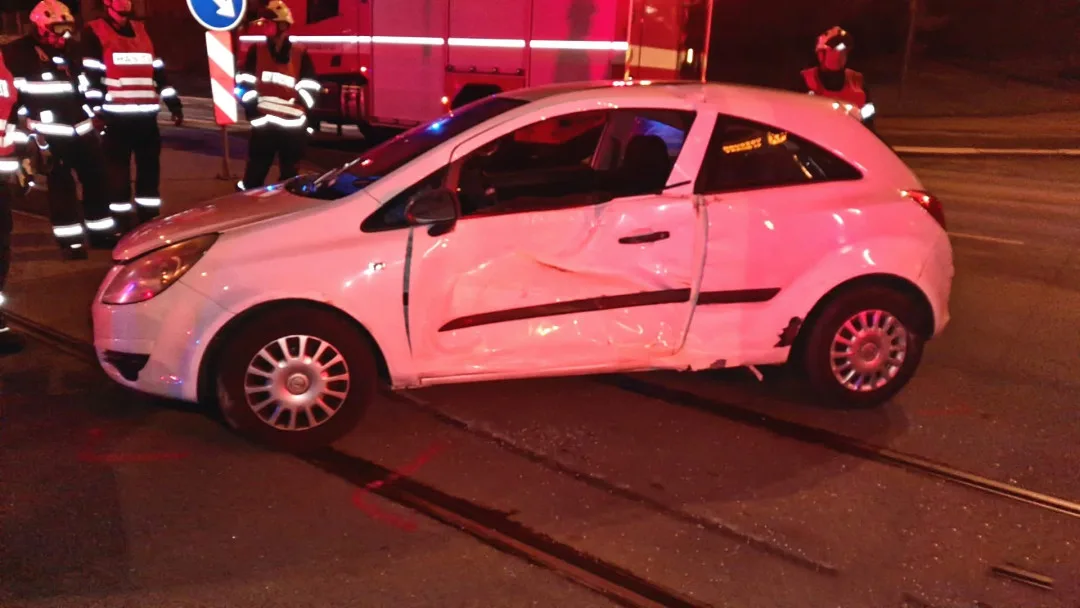 Řidička při odbočování vlevo nedala přednost projíždějící tramvaji a ta osobní auto nemilosrdně smetla